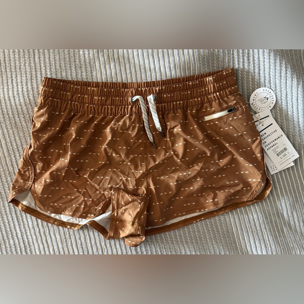 Vuori Women’s Clementine Short - Turmeric Arrow’s - NEW W/ TAGS